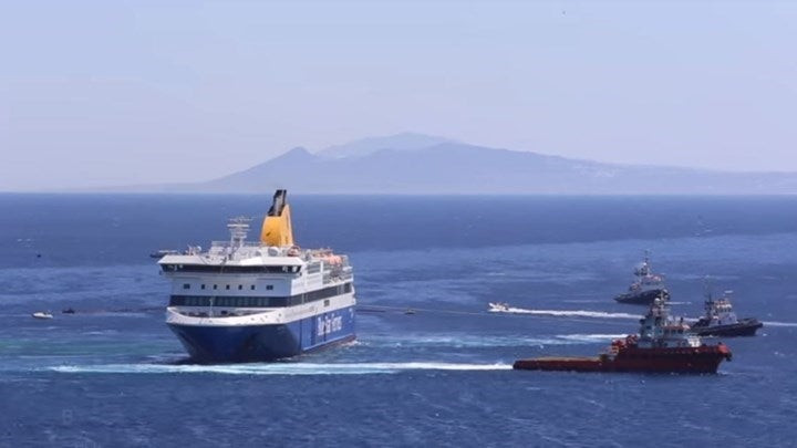 Αποκολλήθηκε το «Blue Star Patmos» που είχε προσαράξει στο λιμάνι της Ίου
